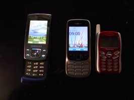 Раньше было конечно весело. Огромное разнообразие на любой вкус и цвет. А сейчас все телефоны одинаковые . Я как-то по ошибке телефон жены утащил, когда на работу собирался.