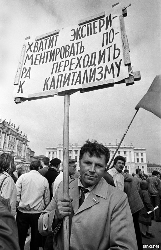 Слесарь Александр Шмонов на Дворцовой площади, это тот который покушался на Горбачева 7 ноября 1990 г., жаль что не удачно