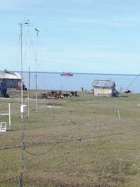 НЭС "Михаил Сомов" возле полярной станции Марресаля (мыс Марре-Сале, полуостров Ямал), июль 2019 г. Ежегодная доставка груза (топлива, продовольствия, оборудования и т.п.) на полярные станции Северного УГМС.