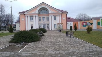 Похожих ДК было много. Ниже, один из провинциальных РДК в РБ, до сих пор действующий )