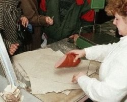 И товар в магазинах не по пакетам полиэтиленовым накладывать, а в бумагу заворачивать. И в кулёчки бумажные. Умеете кулёчки сворачивать?