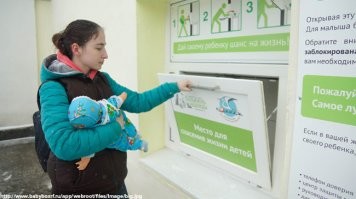 На первой фотографии беби-бокс. Не буду здесь объяснять, что это такое. Скажу одно: Если женщина пришла к этой дверце, значит она осталась реально одна против всего мира.
А вот это Детский омбудсмен Владимирской области Прохорычев. Он добился закрытия беби-бокса.
Так вот, когда во Владимире найдут на помойке младенческий трупик, его мать найдут, осудят и посадят. Никто не накажет того самца (мужчиной ЭТО не является), который поматросил и бросил. Никто не накажет врачей-пролайферов, отказавших женщине в аборте. Никто не накажет родственников несчастной, работодателя, хозяйку квартиры, чиновников, отказавших в помощи, и конечно никто не осудит господина Геннадия Прохорычева. Законы у нас такие!
Так вот, осуждая хозяина бедного пса подумайте, не оказался ли хозяин на месте той женщины.