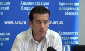 На первой фотографии беби-бокс. Не буду здесь объяснять, что это такое. Скажу одно: Если женщина пришла к этой дверце, значит она осталась реально одна против всего мира.
А вот это Детский омбудсмен Владимирской области Прохорычев. Он добился закрытия беби-бокса.
Так вот, когда во Владимире найдут на помойке младенческий трупик, его мать найдут, осудят и посадят. Никто не накажет того самца (мужчиной ЭТО не является), который поматросил и бросил. Никто не накажет врачей-пролайферов, отказавших женщине в аборте. Никто не накажет родственников несчастной, работодателя, хозяйку квартиры, чиновников, отказавших в помощи, и конечно никто не осудит господина Геннадия Прохорычева. Законы у нас такие!
Так вот, осуждая хозяина бедного пса подумайте, не оказался ли хозяин на месте той женщины.