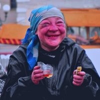 Да хватит пороть чушь! Показали тут единичных фриков, да и то с мелированием под седину, а не со своей сединой. Кому нахер нужна седина? Разве только тем кто уже не ждёт ничего от жизни. Бомжи вот тоже перестают следить за собой и что, начать теперь восхищаться "свободолюбием" и либерализмом взглядов смелых людей, бросивших вызов системе??
 Седина, особенно у женщин есть явный признак увядания, который многократно понижает шансы самки на нахождение и привлечение молодого, сильного и активного самца. А если она уже никого и не ищет, то значит она уже вошла в возраст ДОЖИТИЯ и стала бесполезной в большинстве своём единицей в безграничном океане мироздания.
 Ваш кэп.