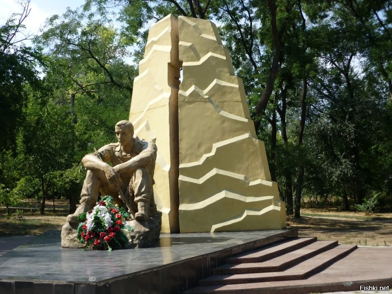 Хватит врать! Все эти фото сделаны в одном заброшенном парке. Мало что ли у нас в стране таких мест. Сами себе врем, сами верим! Нам, оказывается, и Соловьев никакой не нужен. Одесса - ахрененный город, никакого запустения там нет. А теперь я покажу реальные фото свои оттуда. Я бы мог и с Чумки, и с Молдаванки фото выложить, но вы все равно меня дерьмом забросаете, поэтому смысла не вижу.  Одесса - красивый русский город! Зачем тут эту чушь было постить?