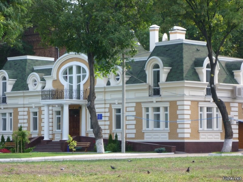 Хватит врать! Все эти фото сделаны в одном заброшенном парке. Мало что ли у нас в стране таких мест. Сами себе врем, сами верим! Нам, оказывается, и Соловьев никакой не нужен. Одесса - ахрененный город, никакого запустения там нет. А теперь я покажу реальные фото свои оттуда. Я бы мог и с Чумки, и с Молдаванки фото выложить, но вы все равно меня дерьмом забросаете, поэтому смысла не вижу.  Одесса - красивый русский город! Зачем тут эту чушь было постить?