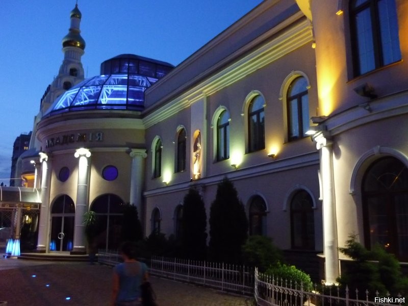 Хватит врать! Все эти фото сделаны в одном заброшенном парке. Мало что ли у нас в стране таких мест. Сами себе врем, сами верим! Нам, оказывается, и Соловьев никакой не нужен. Одесса - ахрененный город, никакого запустения там нет. А теперь я покажу реальные фото свои оттуда. Я бы мог и с Чумки, и с Молдаванки фото выложить, но вы все равно меня дерьмом забросаете, поэтому смысла не вижу.  Одесса - красивый русский город! Зачем тут эту чушь было постить?