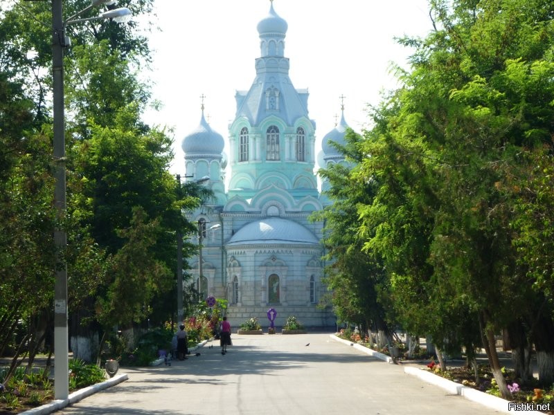 Хватит врать! Все эти фото сделаны в одном заброшенном парке. Мало что ли у нас в стране таких мест. Сами себе врем, сами верим! Нам, оказывается, и Соловьев никакой не нужен. Одесса - ахрененный город, никакого запустения там нет. А теперь я покажу реальные фото свои оттуда. Я бы мог и с Чумки, и с Молдаванки фото выложить, но вы все равно меня дерьмом забросаете, поэтому смысла не вижу.  Одесса - красивый русский город! Зачем тут эту чушь было постить?