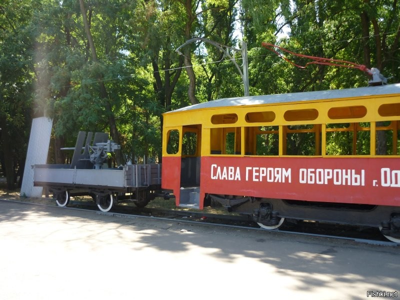 Хватит врать! Все эти фото сделаны в одном заброшенном парке. Мало что ли у нас в стране таких мест. Сами себе врем, сами верим! Нам, оказывается, и Соловьев никакой не нужен. Одесса - ахрененный город, никакого запустения там нет. А теперь я покажу реальные фото свои оттуда. Я бы мог и с Чумки, и с Молдаванки фото выложить, но вы все равно меня дерьмом забросаете, поэтому смысла не вижу.  Одесса - красивый русский город! Зачем тут эту чушь было постить?