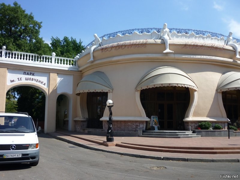 Хватит врать! Все эти фото сделаны в одном заброшенном парке. Мало что ли у нас в стране таких мест. Сами себе врем, сами верим! Нам, оказывается, и Соловьев никакой не нужен. Одесса - ахрененный город, никакого запустения там нет. А теперь я покажу реальные фото свои оттуда. Я бы мог и с Чумки, и с Молдаванки фото выложить, но вы все равно меня дерьмом забросаете, поэтому смысла не вижу.  Одесса - красивый русский город! Зачем тут эту чушь было постить?