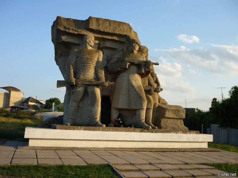 Хватит врать! Все эти фото сделаны в одном заброшенном парке. Мало что ли у нас в стране таких мест. Сами себе врем, сами верим! Нам, оказывается, и Соловьев никакой не нужен. Одесса - ахрененный город, никакого запустения там нет. А теперь я покажу реальные фото свои оттуда. Я бы мог и с Чумки, и с Молдаванки фото выложить, но вы все равно меня дерьмом забросаете, поэтому смысла не вижу.  Одесса - красивый русский город! Зачем тут эту чушь было постить?