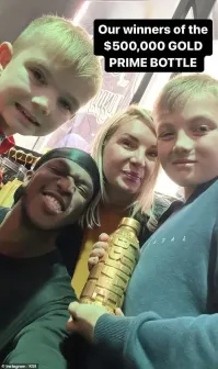 А нигер что там своим иплищем светит,надеется что ему банан перепадёт?