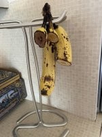 Это, кстати, отличный вариант, если тебе не нужен целый банан (например для фруктового коктейля). Та часть, что осталась в кожуре, ещё день-два останется свежей. И в подвешенном состоянии, банан медленнее чернеет.