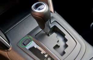 И тут стоит прочитать инструкцию и узнать, что всегда на коробке автомат имеется специальный механизм снятия ее с фиксатора и перевода на "N" вот пример такой штучки, в которую можно вставить отвертку, ключ или еще что-то.