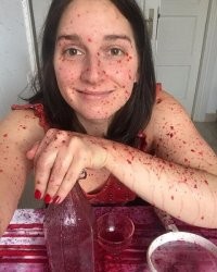 Женщина пожалела, что открыла бутылку с напитком в квартире
