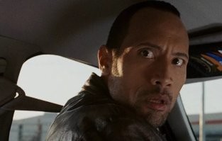 Тем временем водитель, открывший окно пассажира, чтобы проветрить салон...