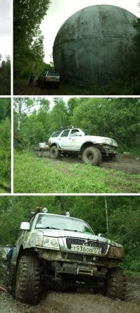 Ну, собственно, это городской автомобиль, в который немного помогает напихали, а не автомобиль, предназначенный и переделанный для бездорожья. 

Съехать с асфальта на грунтовку, на зимней дороге поувереннее. 
Пихать такой автомобиль "в грязь" смысла нет и слишком дорого.