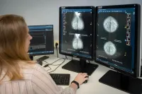 Мне кажется, или девушка рассматривает мошонку?