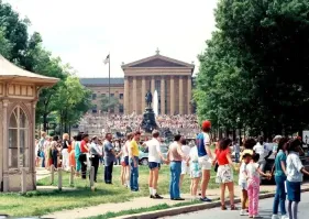 Скока-скока? Шесть миллионов? Даже шесть с половиной? Ещё в 86-ом? И аж пятнадцать минут простояли? А голодающие в Африке с тех пор всё голодают, или за двадцать семь лет уже и жрать расхотели? А средства-то собрали? А куда дели? Это ж если шесть с половиной миллионов... да хотя бы по одному доллару... да за пятнадцать минут... да двадцать семь лет уж как прошло... Где деньги, Зин? Всё по цепи передают?