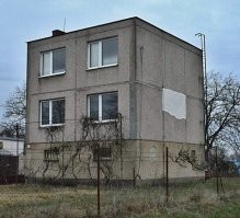 А я всё эту тему забыть не могу))))
офигеть придумали))) просто прикиньте, что внутри обычные квартиры с планировкой, которые обьединены вширь и вверх))
Интересно, в подьезде там курят на корточках возле окошка?)))