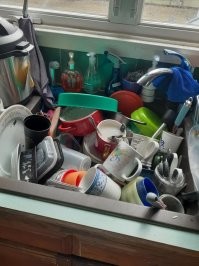 В таком случае на 1 человека оставляется 1 кружка, 1 тарелка, 1 вилка, 1 ложка и 1 нож. Все остальное убирается или выбрасывается. Смысл тот же, но столько посуды не копится.