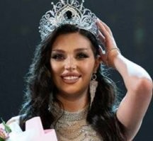 Перебор с покраской и тональным кремом похоже. Обрати внимание на руку. Нормальный цвет)