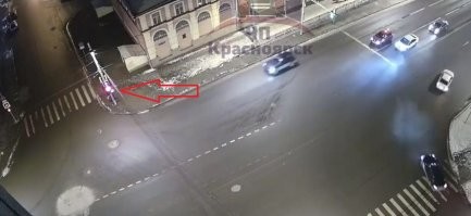 Мужики, он поворачивал по "стрелке". 
Должен уступить 100500%, хоть с какого ряда!