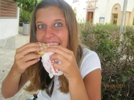 Это европейский демократический суд.Какие претензии? 
А с другой стороны,какое бабье дело до оставленных крошек на постели? Не нравится,стряхни,и все дела.Нет надо вынести мозг мужику.Судя по её глазам,она не только до крошек докапывалась.