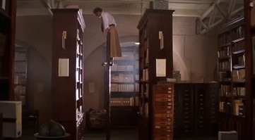 12. Помните сцену в самом начале фильма, когда Иви случайно устраивает лютый беспорядок в библиотеке, повалив все книжные стеллажи?...... Но актрисе Рэйчел Вайс удалось все сделать с первого дубля.
Какая актриса? Там четко видно МУЖИКА дублера!