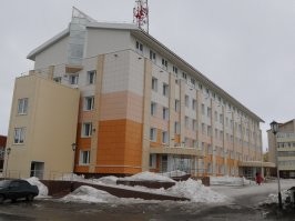 А когда-то здание было двухэтажным... Поликлиника г. Усинск респ.Коми. Нет, коммуникации никто не переделывал.