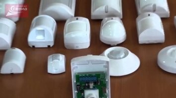 Я вообще не понял, о чем речь??? ИК-датчики уже лет сорок являются неотъемлемыми частями пожарной сигнализации. У этих датчиков (выпускаемых серийно многотысячными партиями) на плате сам ИК-элемент + чип контроллера, который и определяет начало пожара по температурным выбросам (отфильтровывая солнечный свет и кратковременные\слабые вспышки типа зажигалки). Словом, ИК-датчики давно отработанная технология, применяемая практически во всех общественных местах. Так что хотелось бы узнать - в чем именно новизна разработки девочки. Уж очень попахивает совой на глобусе.