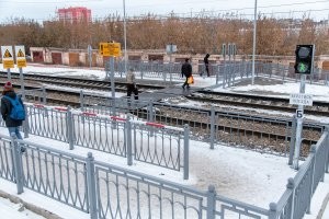 Необязательно надземные. В том же Питере есть много переходов, но не рядом с переездом. Их сейчас таким лабиринтом ограждают, чтоб самокатчики под паровозы не прыгали

Типа таких