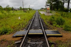 Необязательно надземные. В том же Питере есть много переходов, но не рядом с переездом. Их сейчас таким лабиринтом ограждают, чтоб самокатчики под паровозы не прыгали

Типа таких