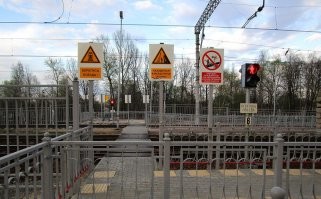 Необязательно надземные. В том же Питере есть много переходов, но не рядом с переездом. Их сейчас таким лабиринтом ограждают, чтоб самокатчики под паровозы не прыгали

Типа таких