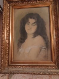 Забыл вставить кусочек текста. Да, в средние века рамы делали резьбой по дереву, но позже, повторить их рисунок было гораздо проще из гипса. В моих руках рамы полностью из дерева были только на простеньких акварелях и графических рисунках, но это были рамы без резьбы. Добавлю ещё одну работу, немецкого автора и модель установить не удалось. Чисто для примера рамы.