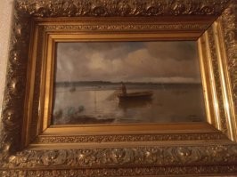 Стройка - это недостроенная дача, чем я сейчас и занимаюсь, и нарисовал на том что под руку попалось. На фото картина из коллекции прадеда, художник С. Платонов, ориентировочно конец ХIX, начало ХХ века, размер А3,5 условно говоря. Оцени соотношение размеров полотна и рамы. Да, я немного тупанул, сейчас нашёл это фото из переписки с антикваром, и вспомнил что некорректно сечение багета представлять как треугольник, всё таки наружная часть расширяется относительно части, примыкающей к полотну, но там и толщина больше, так что на расчёт веса не сильно повлияет. Как ты понимаешь, из дерева сделана только рамка рамы, вокруг рамки полотна, всё остальное из гипса. Там размер брусочка от силы 30х20. Картина была оценена 1000$ мне на руки, не знаю сколько антиквар на ней заработал. Ту картину, о раме которой я сожалел раньше, оценили выше чем мою однокомнатную квартиру в новом доме (в результате я купил трешку, и на хороший ремонт осталось), и рама на ней была просто прекрасная, по сравнению с ней эта просто детская поделка. Но её безжалостно сломали, чтобы извлечь полотно, т.к. на художественную экспертизу принимают голое полотно. Я это к чему. В глазах ценителей изобразительного искусства, рама ценности не представляет. Любая возрастная картина требует периодического ухода, а то и реставрации. Каждый раз, для этих целей полотно достают из рамы, хоть в музеях, хоть в частных коллекциях истинных ценителей. При этом рама обычно портится настолько, что проще сделать новую (сколы, трещины и тд.). Для музейных картин изготавливают копии тех рам, к которым привыкли посетители, а по частникам знакомые реставраторы информацию не предоставили.