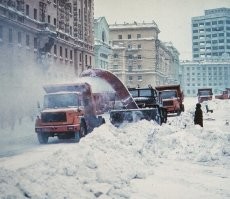это же 70-е года, на Ленинском проспекте лавочки стоят по центру, а Норильскпроект еще строится