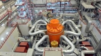 Ещё год назад.
Реактор БН-800 был выведен на номинальный уровень мощности с полной загрузкой инновационным МОКС-топливом и почти удалось замкнуть ядерный цикл. Это значит, что фактически появились вечные ядерные реакторы. Топливо вторично перерабатывается и используется. Успешное испытание такого реактора означает почти безотходную ядерную энергетику с доступом к урану 238 (в отличие от классической на уране 235), которого хватит на очень и очень долго, это миллионы лет. И произошло это у нас на Урале. Прорыв, о котором не «гремели» зарубежные СМИ, и как ни странно, прошел почти незамеченным и в России. Отдельные быстро промелькнувшие репортажи  это не значительно, на фоне такого значимого события.
При использовании материала просим указывать источник argumenti.ru