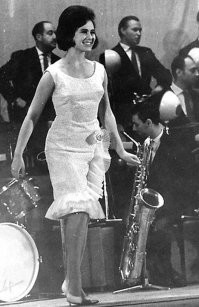 Мондрус, Лариса Израилевна. Прекрасная певица и необычайно красивая женщина. Которую обожали советские зрители и которой запретили выступать советские чиновники.
Певица пела о любви и отказывалась петь идеологически выдержанную «гражданскую тематику», навязываемую Министерством культуры СССР. В 1971 году, после прихода в руководство Госкомитета по радио и телевещанию Сергея Лапина, её, наряду с Вадимом Мулерманом, лишают телеэфиров. Без объяснения причин Мондрус лишают сольных концертов, находя для этого смехотворные предлоги. Однажды такой запрет был вызван тем, что она осмелилась выступить в Звёздном городке в мини-юбке.
В 1973 Лариса Мондрус и её муж Эгил Шварц решили уехать из страны.
Лишь только летом 2001 года Лариса Мондрус впервые за 28 лет посетила Москву.