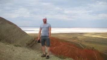 Ездил я как-то на озеро Баскунчак. Оно сзади на фоне. Ехать задолбаешься, но прикольно.