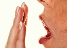 Специалисты, которые изучают запахи изо рта, тестируя жвачки и средства для полоскания