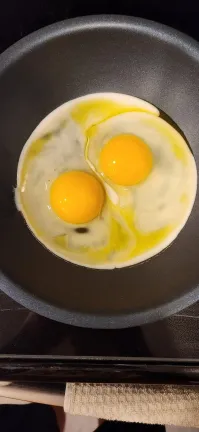 А в чём она идеальна?Желтки не совсем по центру.Внизу дырка.Белок распределён не равномерно.Незачёт.