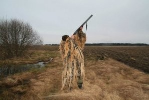 В канадской провинции есть люди, которые притворяются чучелами, защищая поля от гусей в период миграции