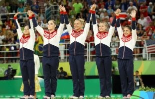 Женская сборная команда России по спортивной гимнастике. 2016 год. Олимпиада  в Рио-де-Жанейро. На Олимпиаде -1960 такое ощущение, что некоторым лет по сорок было.