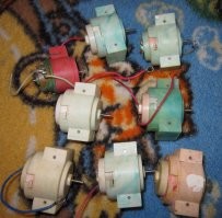 Кстати, если такой моторчик подключить к радио-точке, которые раньше были в квартирах, то он превращался в динамик. Слышно правдо плохова-то было.
