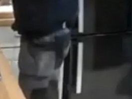 А что у него к попе причеплино?