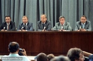 Госуда рственный комите т по чрезвыча йному положе нию в СССР (ГКЧП)   самопровозглашённый политический орган в СССР, существовавший с 18 по 21 августа 1991 года[1][2]. Включал в себя ряд высокопоставленных должностных лиц Советского правительства. Члены ГКЧП выступили против проводившейся Президентом СССР М. С. Горбачёвым политики перестройки, а также против подписания нового союзного договора и преобразования СССР в конфедеративный Союз Суверенных Государств, куда планировали войти только 9 из 15 союзных республик. Главными оппонентами ГКЧП были сторонники Президента РСФСР Б. Н. Ельцина, объявившие действия членов Комитета антиконституционными. После поражения и самороспуска ГКЧП их действия были осуждены органами законодательной и исполнительной власти СССР, РСФСР и ряда других союзных республик и квалифицированы как государственный переворот. В историографии события 18 21 августа 1991 года получили название «Августовский путч».

С 22 по 29 августа 1991 года бывшие члены распущенного ГКЧП и лица, активно содействовавшие им, были арестованы, но c июня 1992 года по январь 1993 года все они были отпущены под подписку о невыезде[3][4][5][6]. В апреле 1993 года началось судебное разбирательство. 23 февраля 1994 года подсудимые по делу ГКЧП были амнистированы Государственной Думой Федерального Собрания Российской Федерации[7][8], несмотря на возражение Ельцина[9]. Один из подсудимых, генерал В. И. Варенников, отказался принять амнистию и над ним продолжился суд, который он в конечном счёте выиграл.
