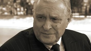 Инженер создал робота, курившего в течение месяца по пачке сигарет в день