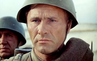 Когда Шукшин ушел из жизни, он был задействован в съемках фильма «Они сражались за Родину», режиссером которого выступил Сергей Бондарчук. 

Уже на следующий день после смерти великого актера и режиссера Бондарчук дал задание искать актера, который был бы максимально похож на него внешне. По всем параметрам требованиям максимально соответствовал Юрий Соловьев.  

Чтобы у зрителей не возникало сомнений, что перед ними находится именно Шукшин, пришлось прибегнуть к некоторым ухищрениям. Крупным планом Соловьева практически не снимали, а если это делалось, то в полумраке, правильно выставив свет.

Диалоги старались снять в ракурсе, где герой Шукшина ведет разговор с собеседником, стоя к зрителю спиной. 

Проблему с голосом тоже решили – озвучкой занялся Игорь Ефимов, заслуженный профессионал в этом деле. Ему удалось воспроизвести не только тембр голоса великого артиста, но и его интонации. 

Когда фильм вышел на экраны, в титрах был указан только Шукшин, а о Соловьеве предпочли умолчать. Несмотря на это, артист очень гордился проделанной работой.