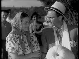 Старый обычай: если девушка не хочет замуж, то вручает несостоявшемуся жениху гарбуз (тыкву). Хорошо обыграно в фильме "Максим Перепелица".